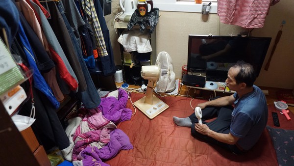 고시원 방 내부 풍경. 양쪽에 각각 행거와 책상을 놓고, 가운데에 이불을 펼 공간밖에 되지 않는다. (사진=뉴스포스트 이해리 기자)