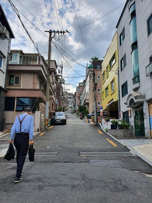 가파른 고시촌의 언덕. 민 씨의 고시원은 언덕 끝 관악산 자락에 위치하고 있다. (사진=뉴스포스트 이해리 기자)