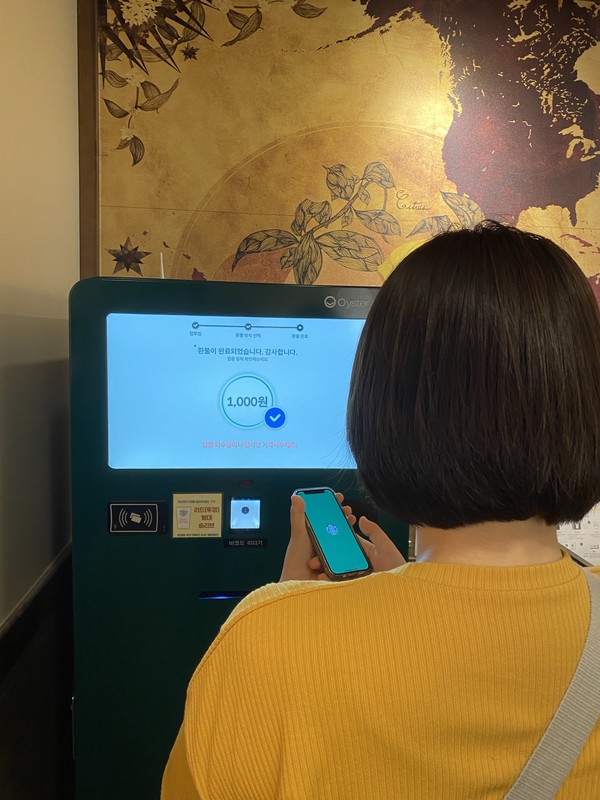 한 관광객이 다회용 컵 반납기에 컵을 회수하고 있다. (사진=조유라)