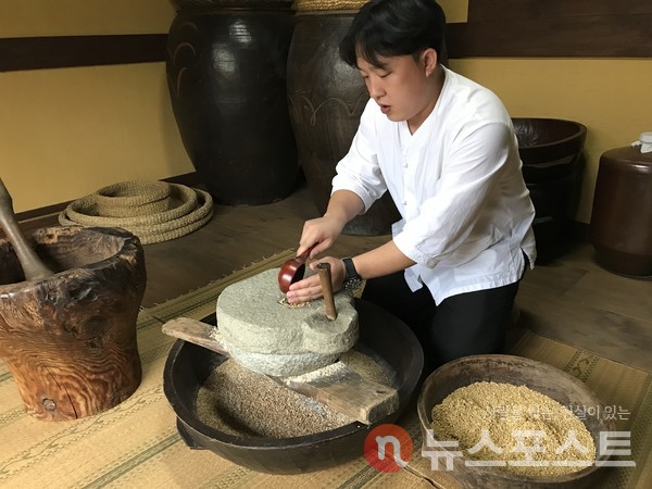 박춘우 청년장인이 옛 방식으로 누룩을 만들고 있다. (사진=뉴스포스트 이상진 기자)