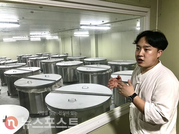 박춘우 청년장인이 발효실에 들어가기 앞서 발효실 공정을 설명하고 있다. (사진=뉴스포스트 이상진 기자)
