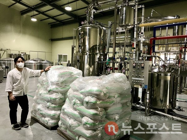 제조 공정을 설명하는 박춘우 청년장인. 쌓여있는 20킬로그램 쌀 한 가마니당 45도 안동소주 1병이 나온다고 한다. (사진=뉴스포스트 이상진 기자)