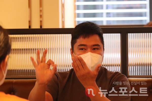 지난 18일 서울 중구 서울역 인근 카페에서 한국농아청년회 장세일 회장이 수어를 통해 이야기하고 있다. (사진=뉴스포스트 김혜선 기자)