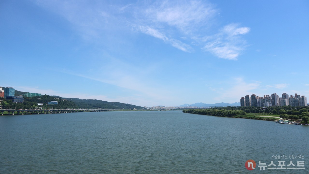 (2021. 07. 22) 광진교에서 바라본 (왼쪽 강변) 광장동과 (오른쪽 강변) 광나루 한강공원. (사진: 뉴스포스트 강대호 기자)