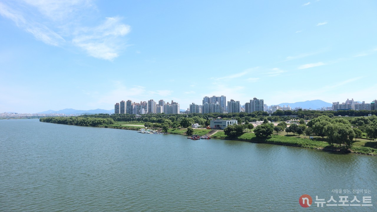 (2021. 07. 22) 광진교에서 바라본 천호동 쪽 강변의 광나루 한강공원. (사진: 뉴스포스트 강대호 기자)