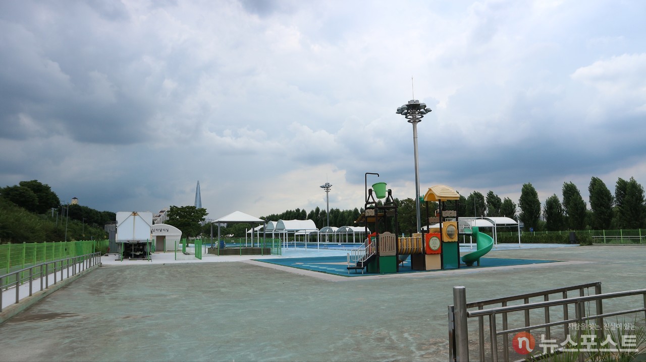 (2021. 07. 19) 광나루 한강공원의 수영장. (사진: 뉴스포스트 강대호 기자)