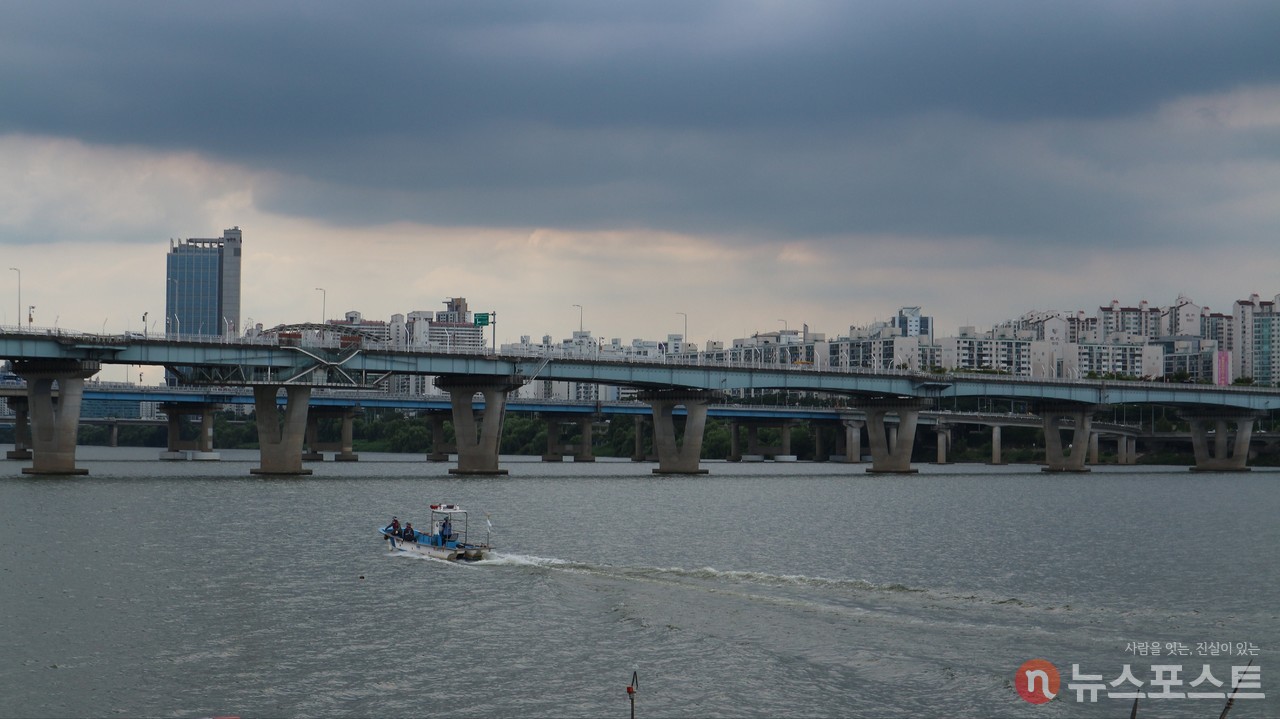 (2021. 07. 19) 한강은 서울 시민이 즐겨 찾는 유원지였다. 광진교와 그 너머의 천호대교. (사진: 뉴스포스트 강대호 기자)