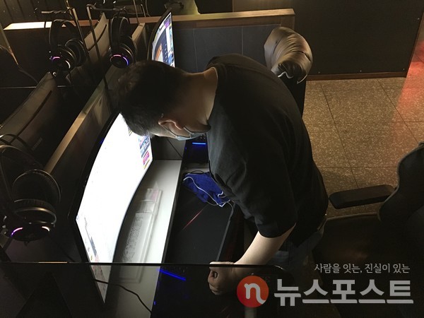 이상태 사장이 사용이 끝난 좌석을 에탄올과 걸레로 소독하며 정리하고 있다. (사진=뉴스포스트 이상진 기자)