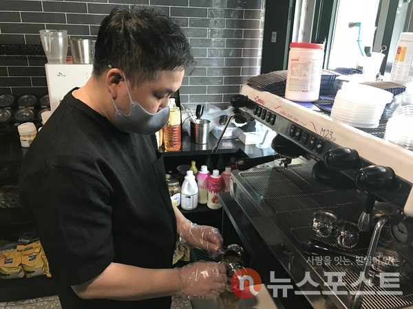 코로나19 확산 이후 파트타임을 3명에서 1명으로 줄였다는 이상태 사장. 이 사장은 자영업 전체적으로 파트타임 일자리의 60% 정도가 사라졌다고 했다. (사진=뉴스포스트 이상진 기자)