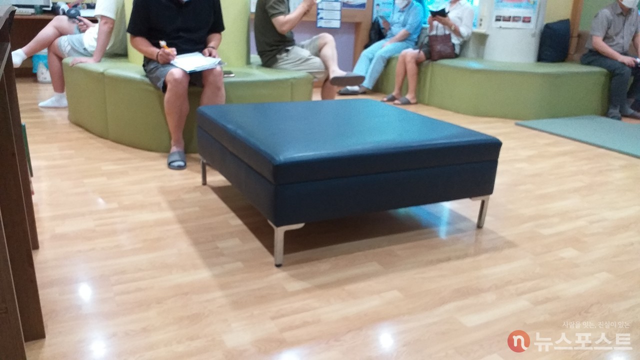 코로나19 백신 접종 장소인 경기도의 한 소아청소년과. 예진표를 작성하거나 백신을 맞고 이상 반응은 없는지 대기하고 있다. (사진: 뉴스포스트 강대호 기자)