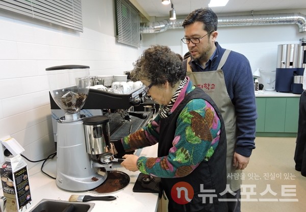 서울시어르신취업지원센터에서 바리스타 교육을 받고 있는 어르신 수강생. (사진=뉴스포스트 DB)
