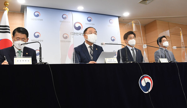 왼쪽부터 은성수 금융위원장, 홍남기 기재부 장관, 노형욱 국토부 장관, 김창룡 경찰청장. (사진=기획재정부 제공)