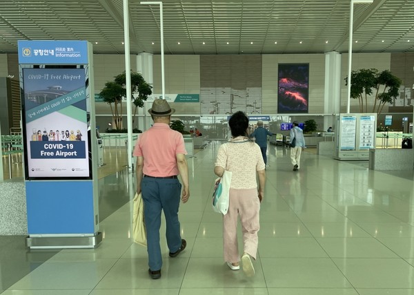 지난 7월 27일 인천공항 로비를 걷고 있는 노인들. (사진=뉴스포스트 DB)
