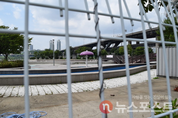 굳게 닫혀있는 뚝섬 한강공원 수영장 (사진=뉴스포스트 홍여정 기자)