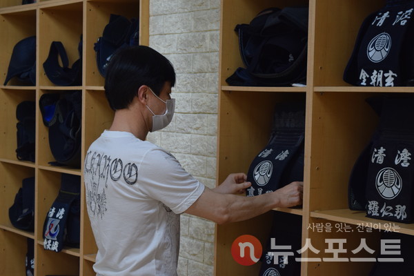 도장을 정리하고 있는 장영훈(가명‧50)씨. (사진=뉴스포스트 홍여정 기자)