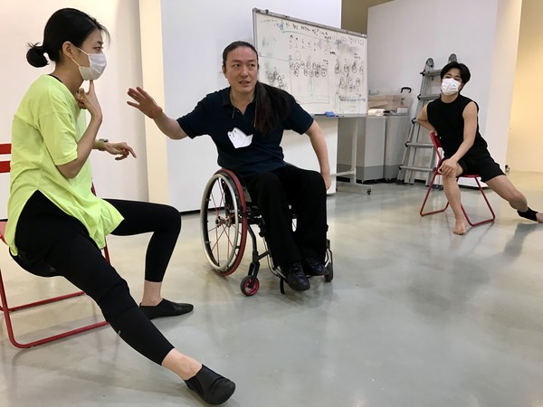 '케이휠 댄스 프로젝트' 연습 현장에서 예술감독으로 활동하고 있는 김용우 무용가. 왼쪽부터 고아라(34) 무용가, 김용우(50) 예술감독, 이동우(31) 무용가. (사진=뉴스포스트 이상진 기자)  