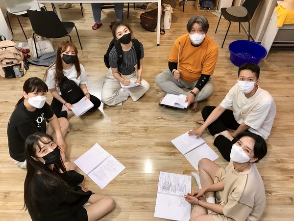 대본연습 중인 극단 청사진 배우들. 왼쪽부터 박지현(24) 배우, 김연진(45) 배우, 백채린(26) 배우, 임예진(22) 배우, 유종연(39) 배우, 김준영(27) 배우, 김지원(26) 배우. (사진=뉴스포스트 이상진 기자)