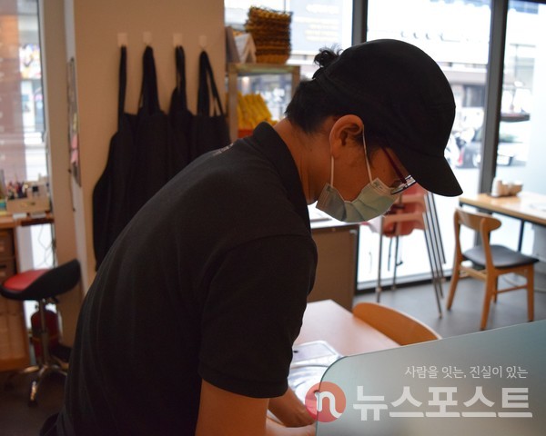 경기도 하남시에서 식당을 운영하는 박종수 씨(가명‧42)는 코로나 사태 이후 가게 운영에 대해 "적자만 커지는 상황에 진지하게 폐업을 고민하고 있다"고 토로했다.