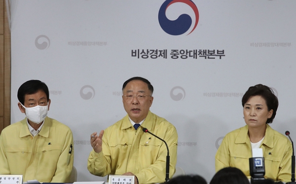 지난해 7월 10일 이른바  ‘7·10 대책’이 발표됐다. 현 정부의 22번째 부동산 대책으로 전세보증보험 의무화 조치 등이 담겼다. 사진은 대책을 발표하는 홍남기 경제부총리와 진영 전 행정안전부 장관, 김현미 전 국토교통부 장관이다. (사진=뉴시스)