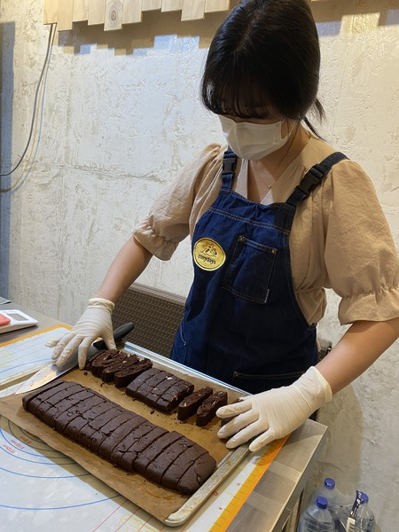 박영현(28)씨가 다음날 매장에서 판매할 비스코티를 준비하고 있다. (사진=뉴스포스트 조유라 기자)