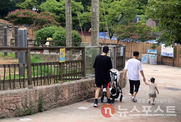 지난 12일 서울 어린이대공원 동물원에 아이와 함께 나온 가족이 코끼리 우리를 거쳐 맹수 지역으로 걸어가는 모습. (사진=뉴스포스트 선초롱 기자)
