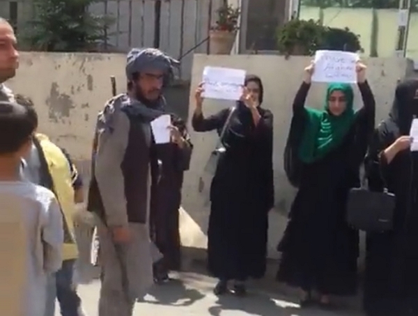 탈레반 무장 군인 앞에서 아프가니스탄 여학생들이 여성의 권리를 주장하고 있다. (사진=트위터 캡처)