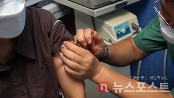지난 7월 26일 서울의 한 가정의학과에서 시민들이 화이자 백신을 접종 받고 있다. (사진=뉴스포스트 이해리 기자)