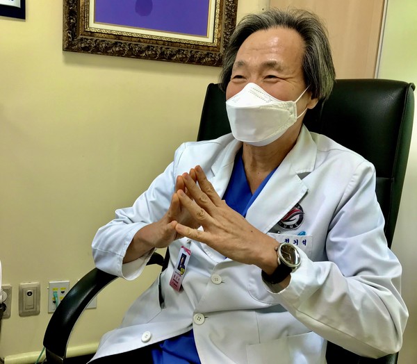 청년들의 꿈과 미래를 위해 백신 접종률을 높여야 한다고 강조하는 정 교수. (사진=뉴스포스트 이상진 기자)