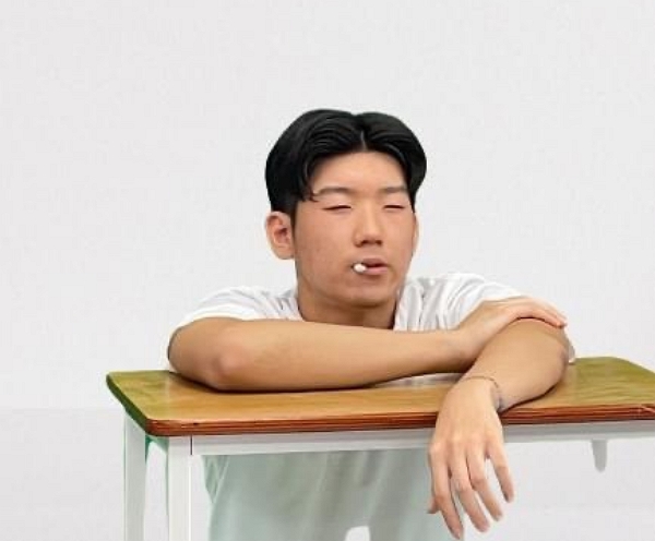 경기 의정부고등학교 3학년 재학생이 졸업사진을 촬영하면서 2020 도쿄 올림픽 야구 동메달 결정전에서 태도 논란을 빚은 강백호 선수를 풍자했다. (사진=의정부고등학교 학생자치회 페이스북 제공)