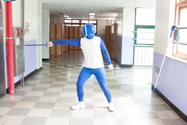 경기 의정부고등학교 3학년 재학생이 졸업사진을 촬영하면서 2020 도쿄 올림픽 개막식에 출연한 픽토그램을 풍자했다. (사진=의정부고등학교 학생자치회 페이스북 제공) 