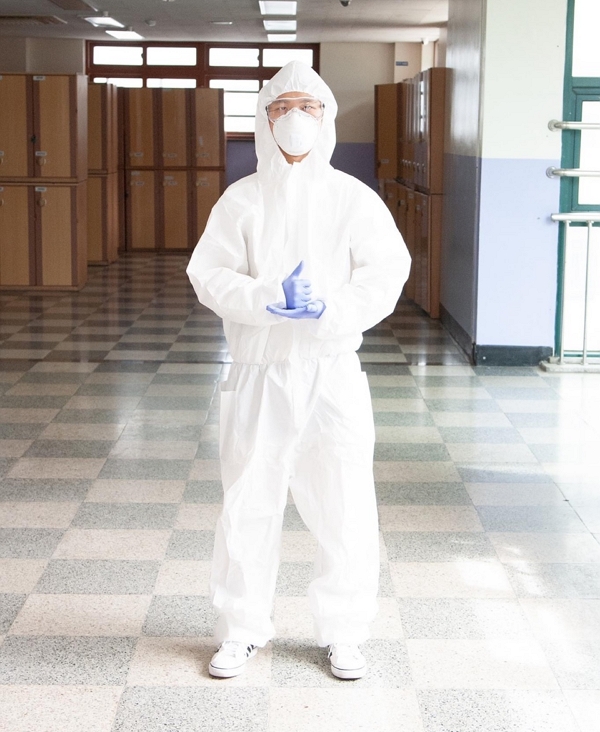 경기 의정부고등학교 3학년 재학생이 코로나19 방호복을 입고 졸업사진을 촬영했다. (사진=의정부고등학교 학생자치회 페이스북 제공)