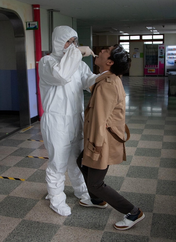 경기 의정부고등학교 3학년 재학생들이 졸업사진을 촬영하면서 코로나19 의료진과 진단 검사를 받는 시민들의 모습을 흉내냈다. (사진=의정부고등학교 학생자치회 페이스북 제공)