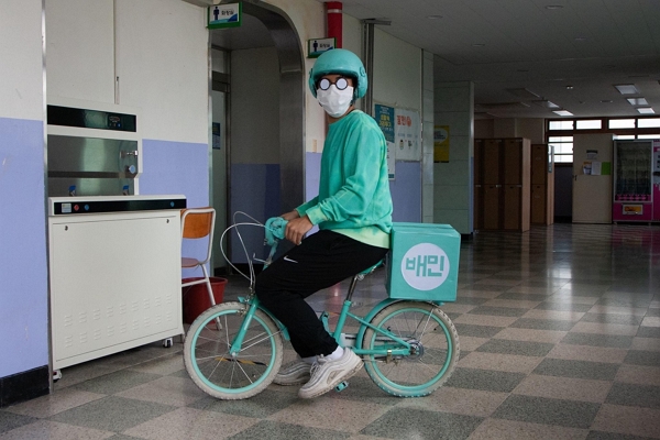 경기 의정부고등학교 3학년 재학생이 배달 어플 로고 분장을 하고 졸업사진을 촬영했다. (사진=의정부고등학교 학생자치회 페이스북 제공)