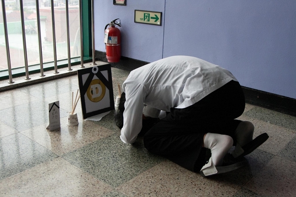 경기 의정부고등학교 3학년 재학생이 졸업사진을 촬영하면서 도지코인 사태를 풍자했다. (사진=의정부고등학교 학생자치회 페이스북 제공)