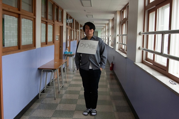 경기 의정부고등학교 3학년 재학생이 개그맨 김해준으로 분장하고 졸업사진을 촬영했다. (사진=의정부고등학교 학생자치회 페이스북 제공)