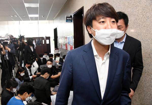 이준석 국민의힘 대표가 24일 서울 여의도 국회에서 열린 비공개 최고위원회의 결과 브리핑을 마치고 이동하고 있다. (사진=공동취재사진)