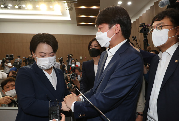 이준석 국민의힘 대표가 25일 서울 여의도 국회 소통관에서 의원직 사퇴 의사를 밝힌 윤희숙 의원을 찾아와 사퇴를 만류하고 있다. (사진=공동취재사진)