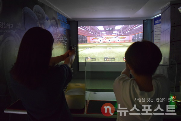 강서현 양, 오예연 양이 사격 체험을 하고 있는 모습 (사진=뉴스포스트 홍여정 기자)