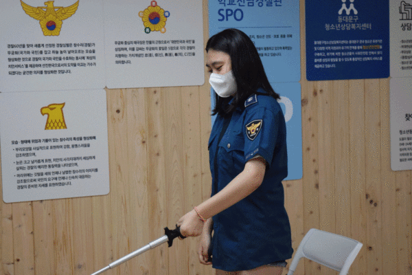 강서현 양, 홍예연 양이 경찰관 직업 체험을 진행하고 있다. (사진=뉴스포스트 홍여정 기자)