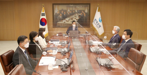 이주열 한국은행 총재가 26일 오전 서울 중구 한국은행에서 열린 금융통화위원회 본회의에서 회의를 주재하고 있다. (사진=뉴시스)