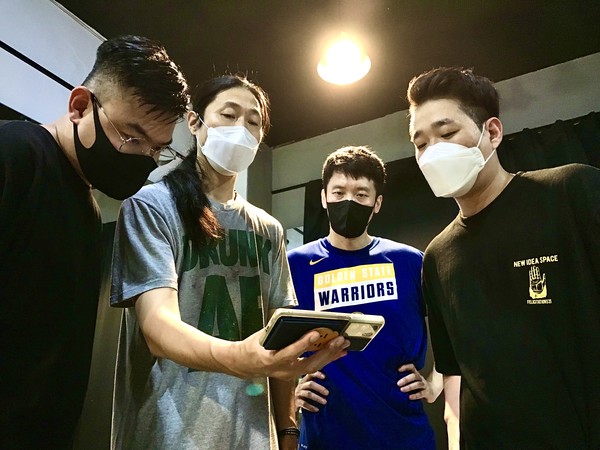 마임팀 '마블러스모션' 소속 마임이스트들과 동료들이 무대 연습 영상을 보고 회의를 하고 있다. (사진=뉴스포스트 이상진 기자)