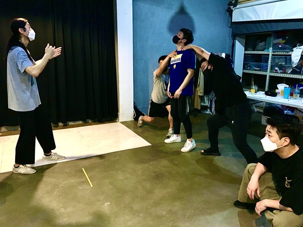 늦은 시간까지 무대 연습을 이어나간 마임이스트들. (사진=뉴스포스트 이상진 기자)