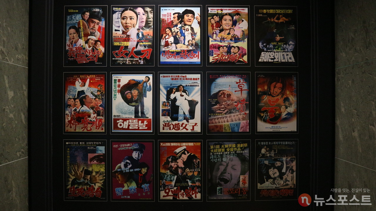 (2021. 08. 25) 서울극장 로비에 걸린 한국 영화 포스터.서울극장을 운영하는 합동영화사가 제작한 영화들이다. (사진: 뉴스포스트 강대호 기자)
