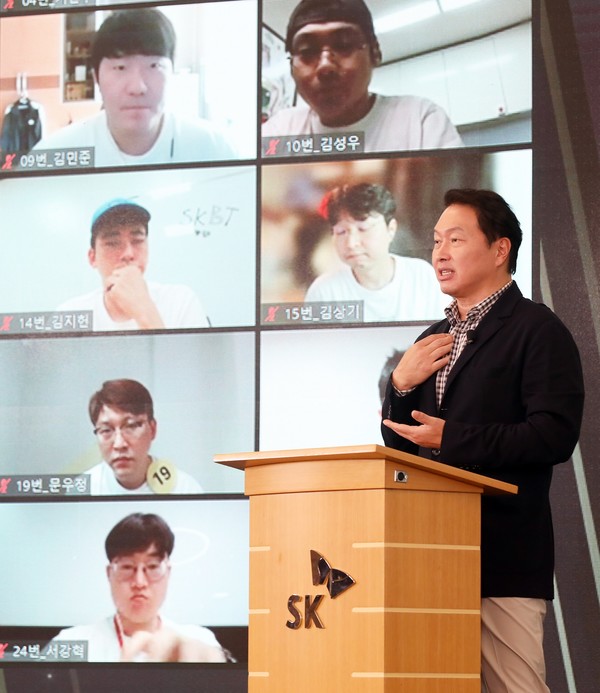 최태원 SK그룹 회장이 지난 26일 경기도 이천 SKMS연구소에서 열린 '이천포럼 2021' 폐막 세션에서 마무리 발언을 하고 있다. (사진=SK 제공)