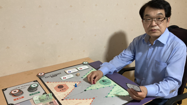 -주식투자의 묘미를 느끼며 쉽게 배울수 있도록 청소년금융교육협의회가 개발한 주식투자게임 ‘Let‘s Money’를 박홍신 사무국장이 시연해보이고 있다. (사진=박홍신 사무국장 제공)