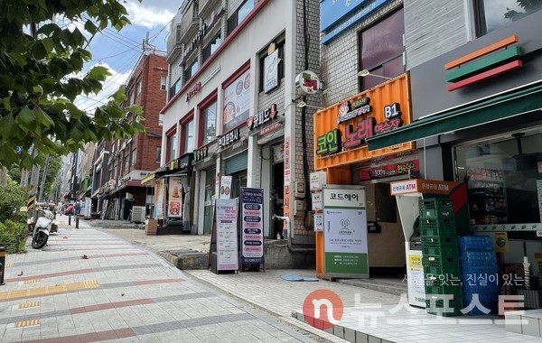 서울 동작구 숭실대입구 근처에 위치한 상가들이 즐비한 거리의 모습. (사진=뉴스포스트 선초롱 기자)