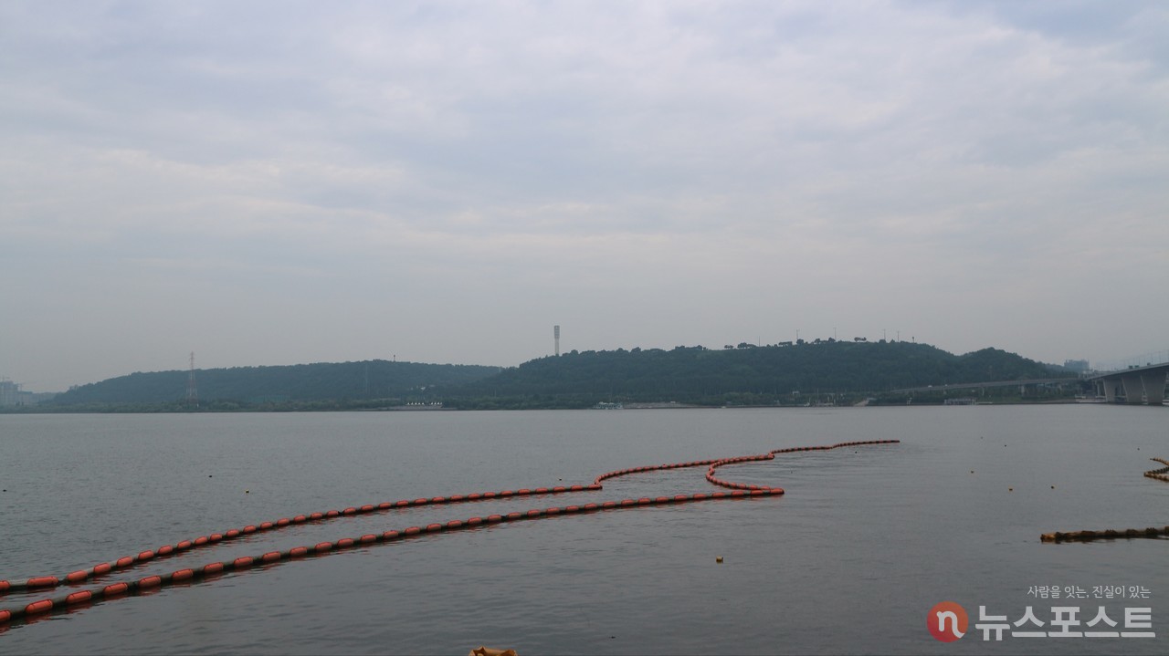(2021. 08. 30) 한강 건너에서 바라본 노을공원(왼쪽)과 하늘공원. (사진: 뉴스포스트 강대호 기자)