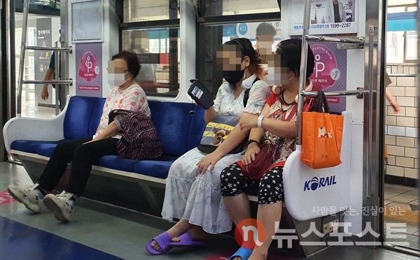 열차 내 좌석이 비었음에도  한 승객이 임산부석에서 앉아가고 있다. (사진=뉴스포스트 이해리 기자)