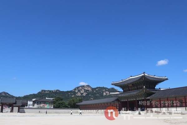 3일 코로나19 4차 대유행의 여파로 서울 종로구 경복궁 앞은 한산한 분위기를 보인다. (사진=뉴스포스트 이별님 기자)