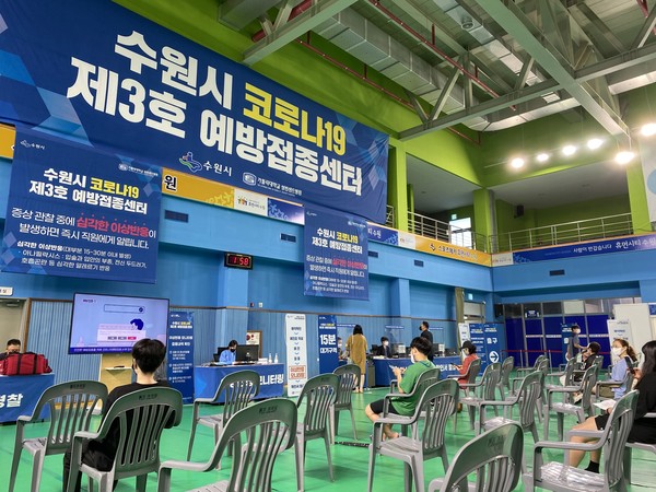 접종자가 백신 접종 후 이상반응관찰을 위해 대기하고 있다(사진 =뉴스포스트 조유라 기자)